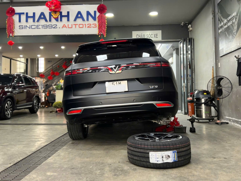 Xe điện Vinfast VF 9 thực hiện thay vỏ Goodyear 275/40R21 hiện đại tại trung tâm dịch vụ Thanh An AutoCare