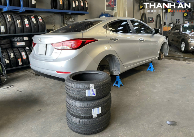 Thay 4 vỏ Michelin 215/45R17 Primacy 5, lốp mới đặt ngay ngắn bên cạnh cầu nâng trong xưởng