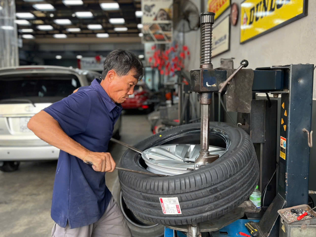 Kỹ thuật viên thực hiện các bước thay vỏ Bridgestone 255/50R20 cho xe ô tô tại gara Thanh An AutoCare