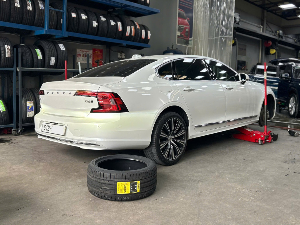 Xe Volvo S90 thực hiện thay vỏ xe Pirelli 255/40R19 đẳng cấp và an toàn tại gara