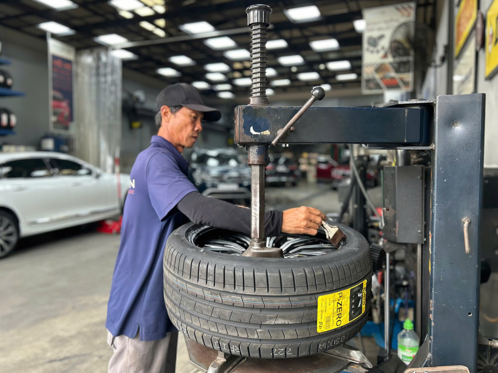 Hình ảnh KTV đang tiến hành thay vỏ xe Pirelli 255/40R19 dòng cao cấp tại gara