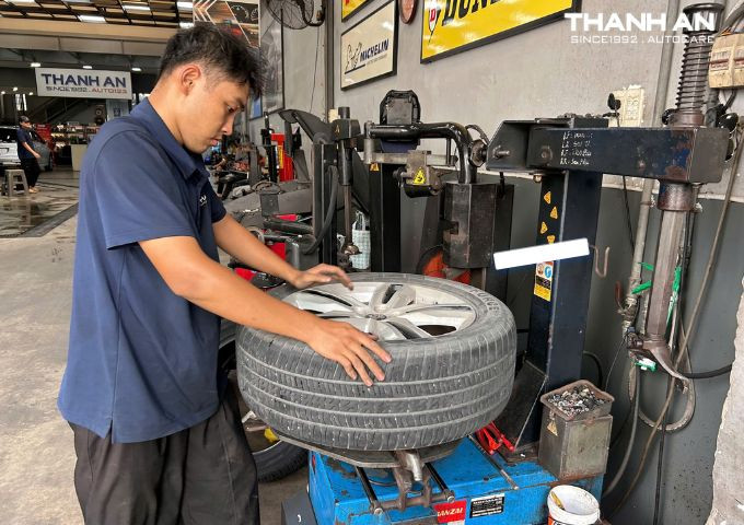 zotye-z8-thay-2-lop-atlas-235-55r19-force-uhp-thai-lan (1)