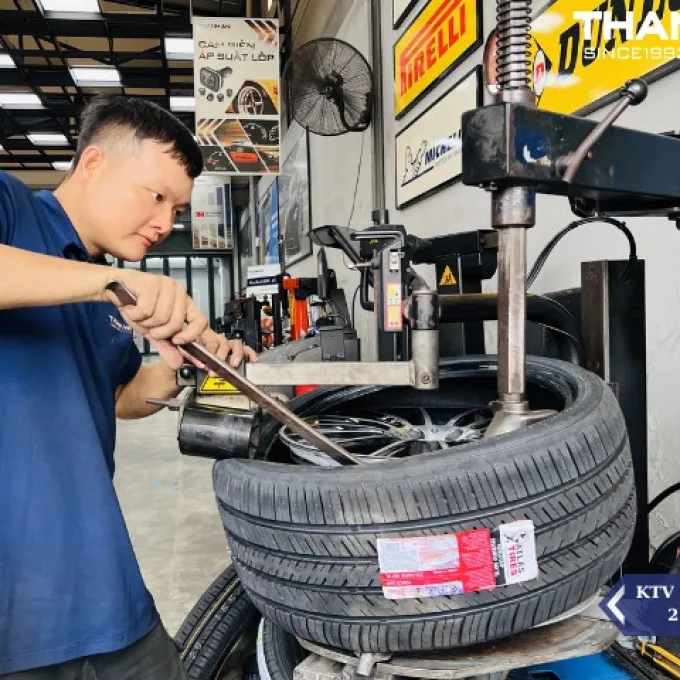 So Sánh Chi Tiết Lốp Atlas và Michelin: Lựa Chọn Nào Tối Ưu Cho Bạn?