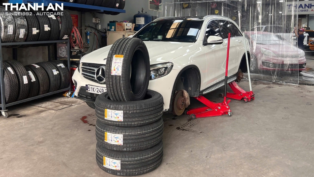 Mercedes GLC 300 thay 4 vỏ Pirreli 235 55R19 RFT MOE Romania tại thành phố Hồ Chí Minh