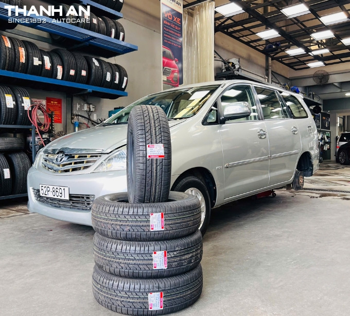 toyota-innova-thay-4-lop-205-55r15-thanh-an-autocare